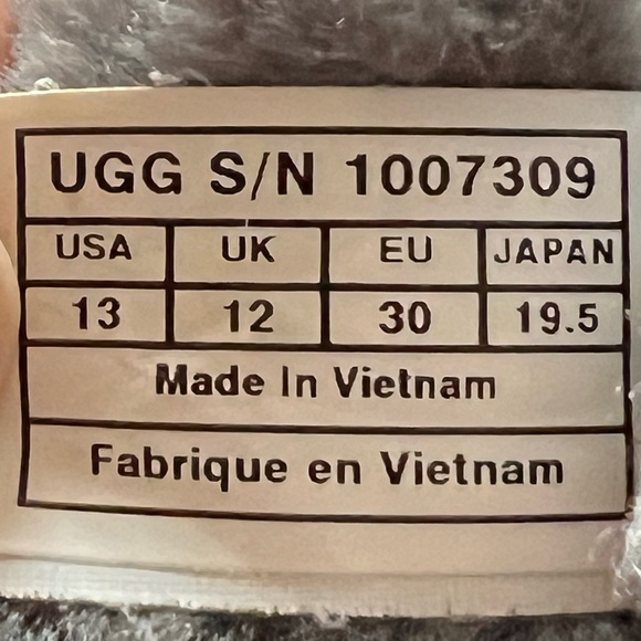 UGG Bailey Bow Tall gray suede Boots
Kids sz 13 - Picture 6 of 9